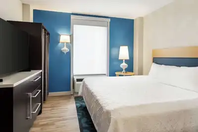 Image de Refreshingly Stylish King Suite w/ Expanded Bedroom Comfort & a Welcoming Lounge