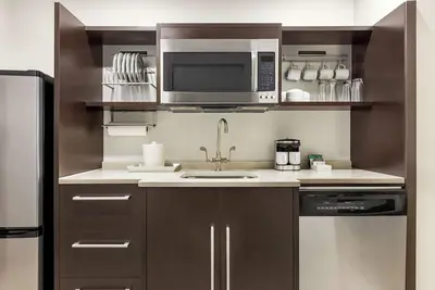 Image de Sunlit Queen Studio Suite w/ Expansive City Views & a Clean, Contemporary Design