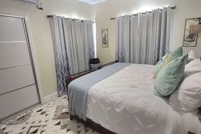 Image de Charming 1-Br solar-equipped villa + pool, gym and backyard sea view in Lucea