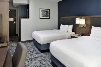 Image de 3 Units | 2 Queen Beds | Steps from Riverwalk, Shops, and Local Dining