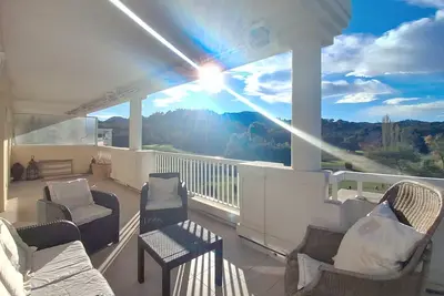 Image de 2p lumineux avec grande terrasse, vue sur le golf