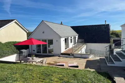 Image de Windrush, Malborough. A spacious family home with a large patio and garden