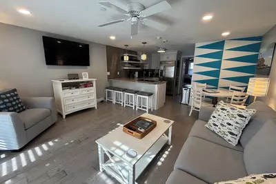 Image de Modern, poolside Ogunquit 1br/1ba, just a 10 minute stroll into town.