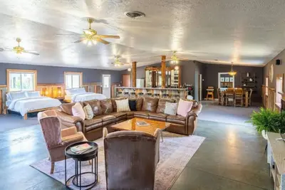 Image de Bowling Alley Airbnb! \nThe perfect place to stay n' play!