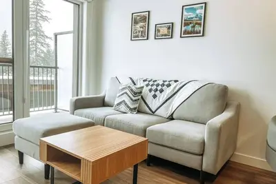 Image de Suite Retreat - 1 Bed+Den Downtown Condo