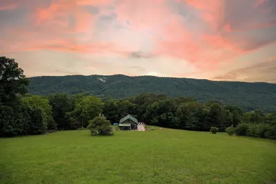 Image de Secluded 2-bedroom cabin on 20 acres with Ac and hot tub in peaceful Mathias