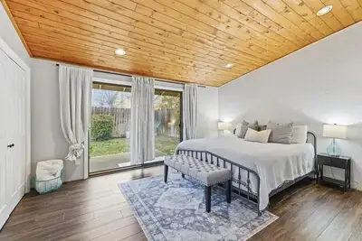 Image de Stay in the heart of Medford.