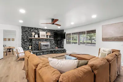 Image de 2 Units that can host 29 Guests, Moments away from Yosemite & Bass Lake