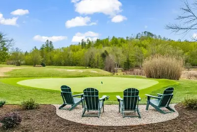 Image de Cottage On The Green - Par-3 Golf Mountain Retreat