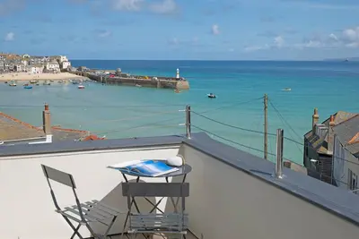 Image de Beautiful large family home in St Ives just 50m to the beach - 6 bedrooms with games room and parkin