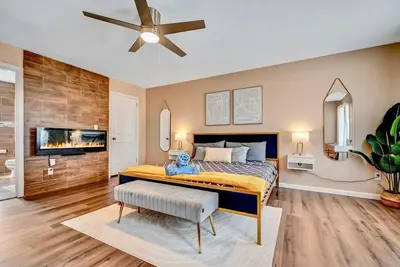 Image de Spacious 5-bedroom house near Camelback/Kalahari with 2 Game rooms/ Hot Tub Pool