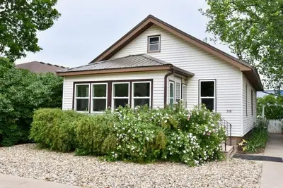 Image de Cozy 2-bedroom bungalow with a river view near downtown