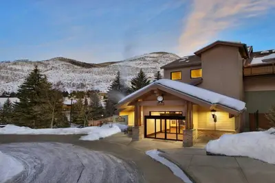 Image de Vail Loft – StreamSide Douglas Retreat Near Skiing, Creek & Village