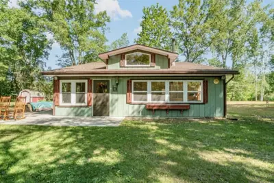 Image de Adorable Schnitzel Creek cabin with private beach access & a rentable boat slip