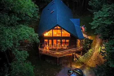 Image de Smart Log Cabin: Tesla Backup, Starlink, Game Room, Hot Tub - Mt Snow & Stratton