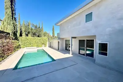 Beverly Hills Private Modern Escape
