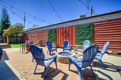 Image de Walk to Downtown Lincoln, Shuffleboard, Fire Pit, Chef’s Kitchen