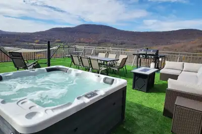 Image de Modern Catskills Mountain Retreat with Rooftop Hot Tub on 22 Private Acres