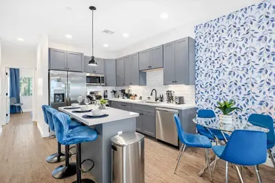 Image de Rare Dual Townhome Retreat, 6br Near OldTown, Pool