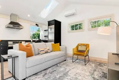 Image de Modern, Private Adu on Queen Anne Hill