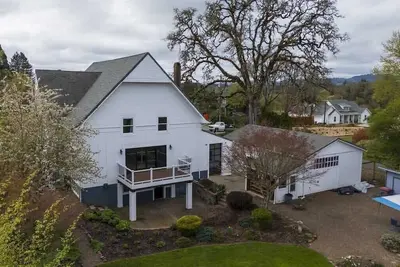 Vintage Terrace: Historic Charm Group-Ready HotTub