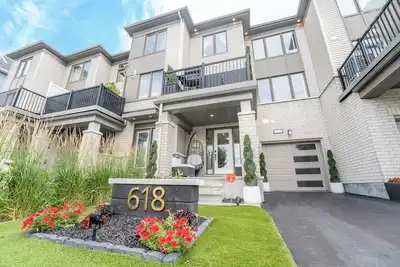 Image de Bright modern Ottawa home facing park, sleeps 8, 25min to downtown. Pet Friendly.