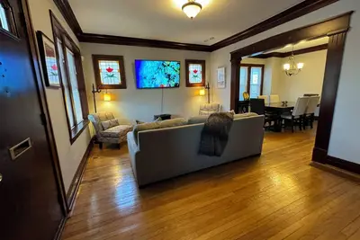 Image de Beautiful spacious bungalow house, w/hot tub, only 20min from Downtown Chicago.