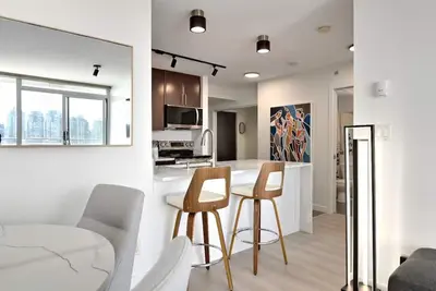 Image de Luxury Condo Downtown Vancouver with free parking