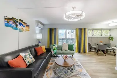 Image de Free Parking! Waikiki Beach-Newly renovated, spacious 2-Br 2-bath condo, Sleep 8