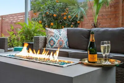 Image de Hot tub, fire pit, game&yoga lawn, Walk to Dtown!