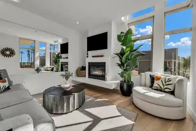 Image de Relaxed Coastal Vibes - Luxury Accomodations & Steps to the Sand, Shops and Pier