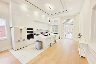 Image de Elegant Luxury Home with Open Living Space | Prime Toronto Location