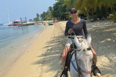 Image de 2-bedroom, pool view condo in West Bay's top-rated Infinity Bay resort