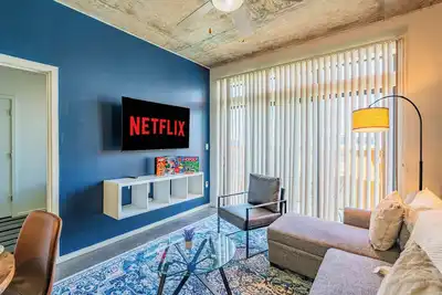 Image de Prime Downtown Location w Gym Pool and Parking
