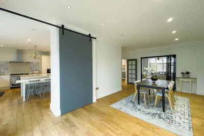 Image de Luxury 4-Bedrooms • Sleeps 10 • 20-Min to City!