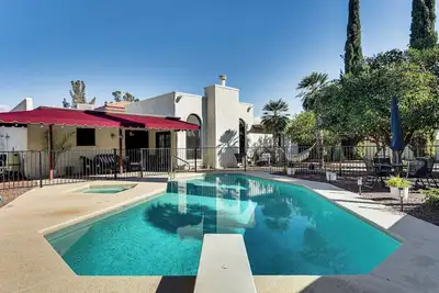 Image de 7 Mi to Sabino Canyon: Poolside Oasis w/ Mtn Views