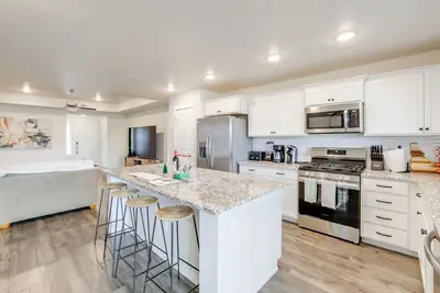 Image de Hot Tub, Patio & Yard! Modern Nampa Home