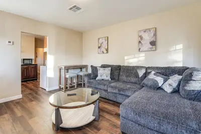 Image de 1 Mi to Dtwn, Chase Field! Getaway Near Light Rail