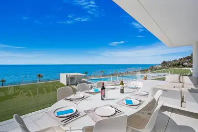 Image de Un appartement en bord de mer vraiment exceptionnel à Estepona