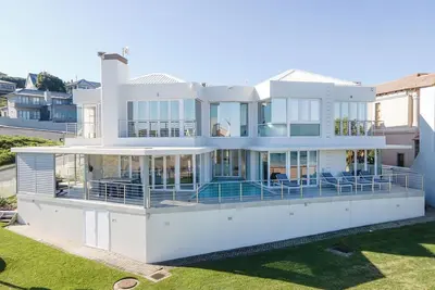 Image de Fabulous 6-bedroom beachfront house with stunning panoramic views of the ocean.