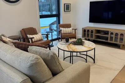 Image de Cozy, modern 3 bedroom escape where mountain adventure meets relaxed comfort.