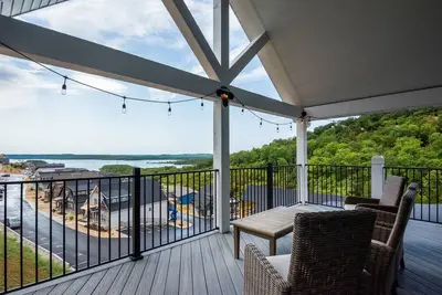 Image de Beautiful Mini Lakeview - 5 Bedrooms-private hot tub/fire pit