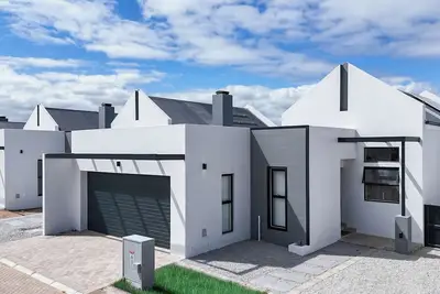 Image de Modern 2-Bedroom Home in Langebaan, Solar Power, Braai & Near Beach