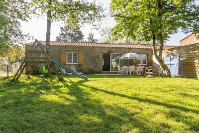 Image de Gîte confortable avec jardin et piscine commune