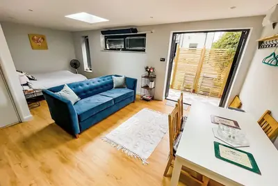 Image de Modern Self contained Garden Studio, sleeps up to 4