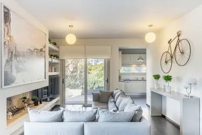 Image de New 2 Bedrooms, 2 Bath Apt in Central Glyfada, Fast WiFi, 10Min Walk to Beach