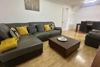 Image de 3-Bed Family Home in Furzton | Near Lake & Parking