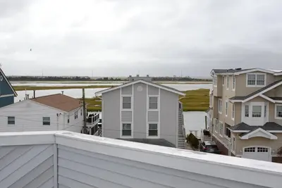 Image de This multi-level townhome offers a unique layout and panoramic bay views from a rarely available rooftop deck.
