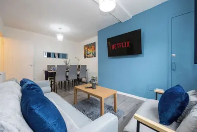 Image de Elegant 2br|By City Centre|Free Parking|Sleeps 8