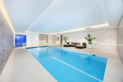 Image de Luxury Eco Mansion in Radlett  Pool, Steam Room, Hot Tub, Cinema & Games Room